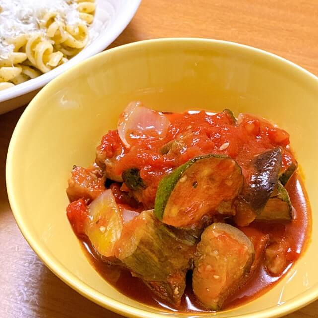 皿に盛ったカポナータ