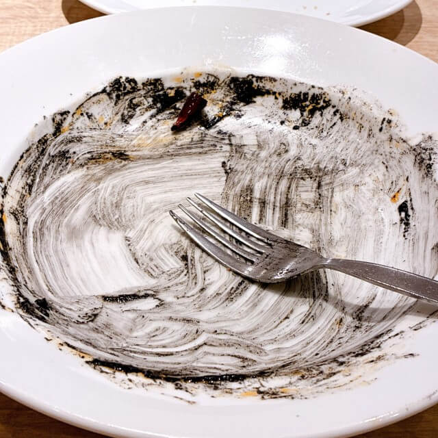 イカ墨ソースをパンできれいに拭った後のお皿