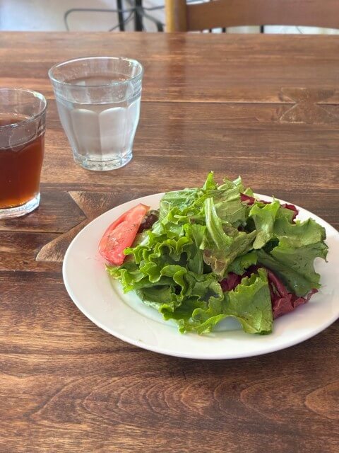 サラダとピーチティー