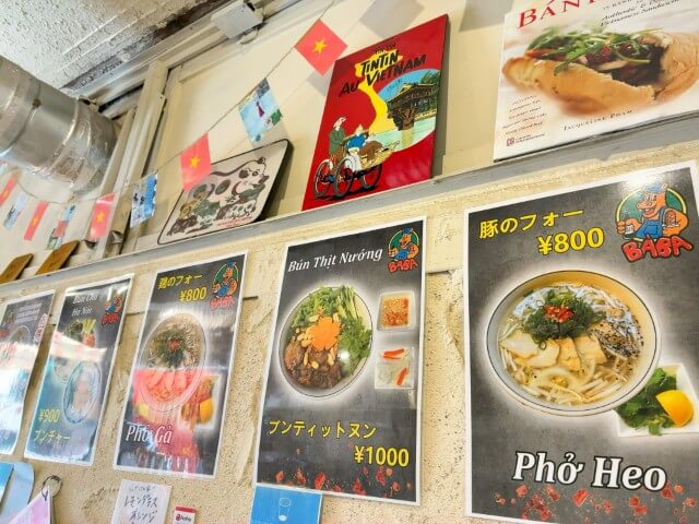 バインミーバーバーの壁に貼られたフォーやブンティットヌンのメニュー写真