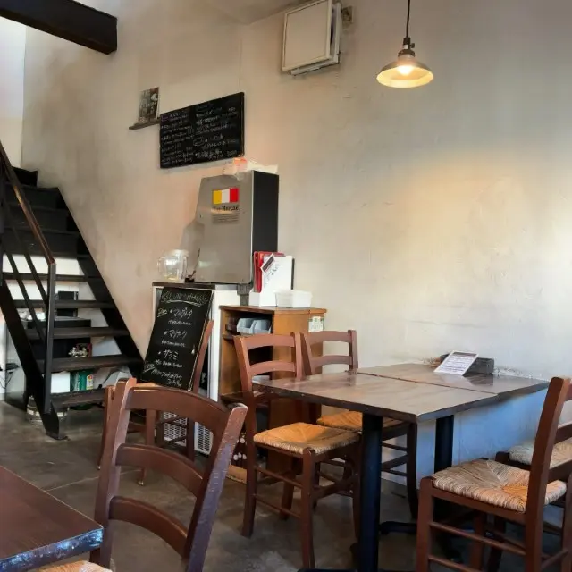 木目調のテーブルと椅子が並ぶ、落ち着いた雰囲気のイタリアンレストランの内観