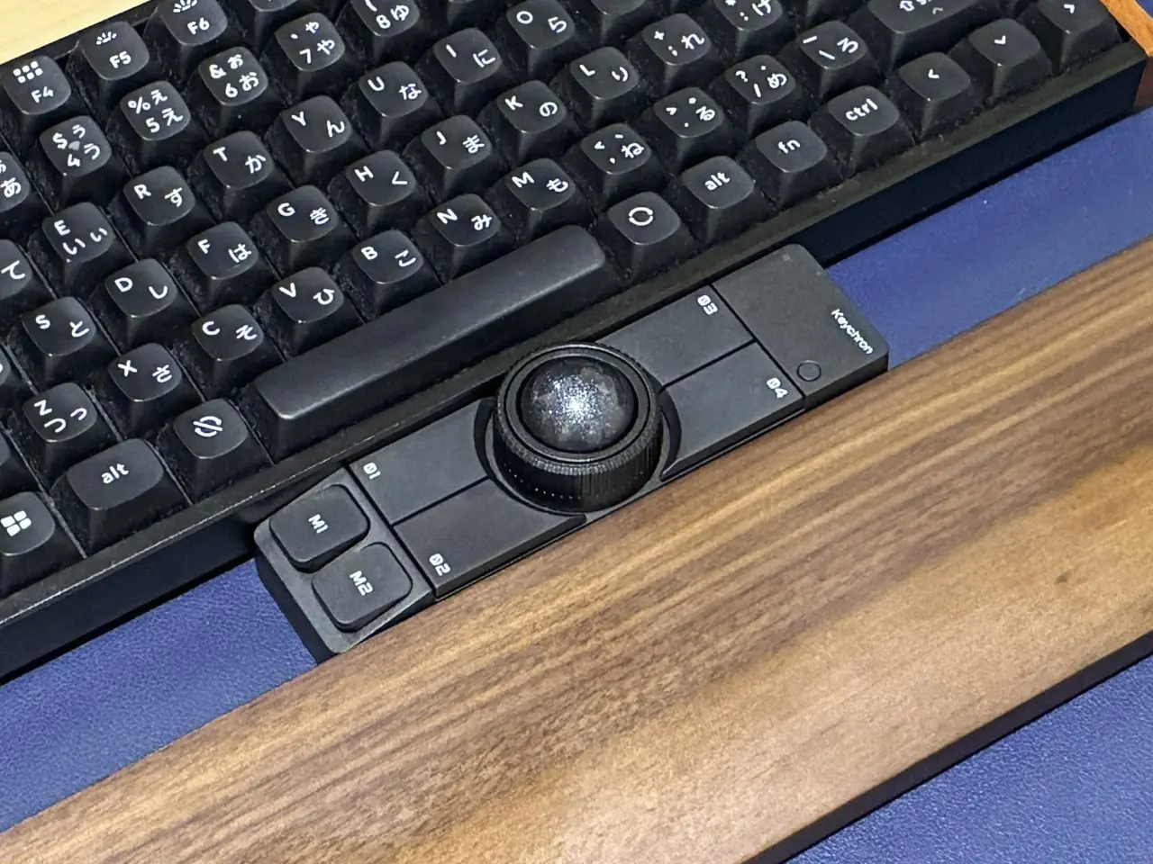 キーボードとパームレストの間に設置されたKeychronのトラックボールデバイス「Nape Pro」